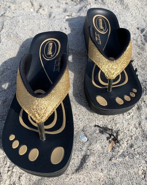 Elegant GYLDEN Aerowalk sandal i guld glimmer