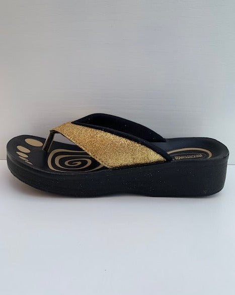 Elegant GYLDEN Aerowalk sandal i guld glimmer