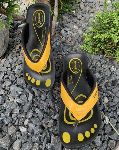 NYHED - en smart Aerowalk sandal i gul lak