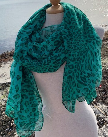 Smarte tørklæder med leopard print (lilla - grøn)
