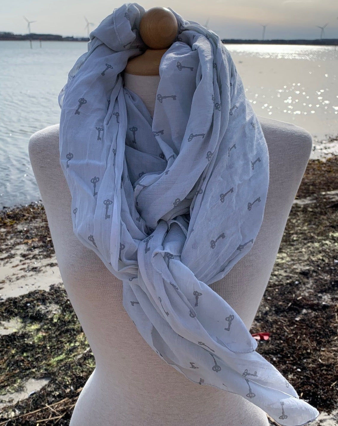 Smarte tørklæder med nøgle print (hvid - grå - lime)