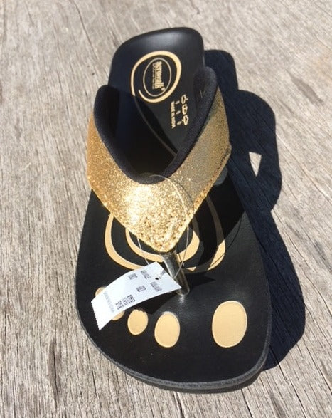 Elegant GYLDEN Aerowalk sandal i guld glimmer