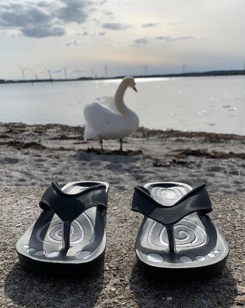 Aerowalk sandal i mat sort med en NY-UDVIKLET supersoft sål